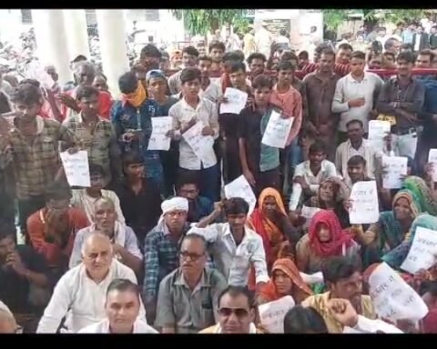 ग्रामीणों का धरना प्रदर्शन