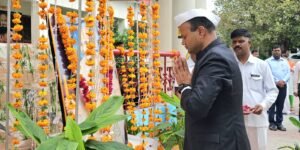 झांसी 15 अगस्त । वीरांगना नगरी झांसी में जिलाधिकारी रविंद्र कुमार ने 77वें स्वतंत्रता दिवस के अवसर पर आज यहां कलेक्ट्रेट भवन पर ध्वजारोहण कर जनपदवासियों सहित कलेक्ट्रेट परिवार
को एवं उनके परिजनों को बधाई दी।
जिलाधिकारी ने राष्ट्रपिता महात्मा गांधी को नमन करते हुए झांसी व देश के सभी ज्ञात-अज्ञात अमर सेनानियों को विनम्र श्रद्धांजलि अर्पित की। उन्होंने देश की सीमाओं को सुरक्षित
करते हुए भारत की आन्तरिक स्थिति को सुदृढ़ बनाए रखने के लिए अपने आपको बलिदान करने वाले वीर सैनिकों को भाव-भीनी श्रद्धांजलि दी।
उन्होंने कलेक्ट्रेट में उपस्थित अधिकारी कर्मचारियों को संबोधित करते हुए कहा कि स्वतंत्रता संग्राम में झांसी की भी महत्वपूर्ण भूमिका रही वीरांगना महारानी लक्ष्मीबाई ने
सन् 1857 में आजादी के लिए जो लड़ाई प्रारंभ की वह भारत की आजादी तक चली, जिसमें झांसी के अनेकानेक स्वतंत्रता संग्राम सेनानियों ने सहयोग भी दिया और अपनी जान की कुर्बानी भी दी।
इस मौके पर उन्होंने कहा कि हम सभी को स्वतंत्रता संग्राम सेनानियों का सम्मान करना चाहिए। उन्होंने अपील करते हुए कहा कि स्वतंत्रता संग्राम सेनानी या उनके परिजनों या
परिवार से जुड़े अन्य सदस्यों की भी हर संभव मदद करनी चाहिए। उन्होंने कहा कि कोई भी समस्या या प्रार्थना पत्र आपके समक्ष आता है तो उसका समय से निस्तारण करें। अपने
पटल पर आने वाले समस्त प्रार्थना पत्रों अथवा शिकायतों का समयबद्ध निस्तारण करना सुनिश्चित करें। यही एक सच्ची श्रद्धांजलि होगी।
उन्होंने कहा कि प्रधानमंत्री श्री नरेन्द्र मोदी जी के नेतृत्व एवं मार्गदर्शन में आजादी का अमृत महोत्सव के अंतर्गत "हर घर तिरंगा" एवं "मेरी माटी मेरा देश"कार्यक्रम का आयोजन
जनपद के गांव-गांव में आयोजित किए जा रहे हैं। जिससे देश के प्रति मान सम्मान और स्वतंत्रता संग्राम सेनानियों के बलिदान को याद किया जा रहा है। देश के प्रत्येक नागरिक की
सहभागिता से राष्ट्रोत्सव बन चुका है।
आज आजादी की 77 वीं वर्षगांठ के अवसर पर झांसी के एतिहासिक किले पर किए जाने वाले झण्डारोहण की कई वर्षों पुरानी परम्परा को कायम रखते हुए जिलाधिकारी
श्री रविन्द्र कुमार द्वारा झण्डारोहण किया गया एवं किले की प्राचीर से उन सभी स्वतंत्रता सैनानियों को याद करते हुए नमन किया गया, जिन्होंने भारत के स्वतंत्रता संग्राम में योगदान दिया।
विशेषकर स्वतंत्रता संग्राम के प्रथम बिगुल, जो कि 1857 में बजा था, पर महारानी लक्ष्मीबाई के महत्वपूर्ण योगदान एवं बलिदान को याद करते हुए उन्हें नमन किया गया । साथ ही साथ
झॉसी के स्वतंत्रता सैनानियों के परिवार वालों को जिला प्रशासन की तरफ से हर सम्भव मदद हेतु उपस्थित अधिकारियों एवं कर्मचारियों से अपील की गई।
इसके साथ ही हर घर तिरंगा एवं अपनी माटी अपना देश कार्यक्रम के अंतर्गत ज़्यादा से ज़्यादा तिरंगा घर, दुकान व अन्य प्रतिस्थान पर लगाने एवं राष्ट्रीय झंडे के प्रति आदर सम्मान
देने हेतु युवाओं को प्रेरित किया गया । साथ ही साथ लोगों से अपील की गयी कि अगर उन्हें कहीं भी तिरंगा गिरा हुआ , गंदा- मटमैला, कटा हुआ , उल्टा लगा हुआ या अन्य
असम्मानजनक स्थिति में मिले तो उसे अनदेखा न करके उसे आदरपूर्वक उठाकर मोड़कर अपने घर में रखें और आदरपूर्वक डिस्पोज़ करें, क्योंकि तिरंगा का
सम्मान राष्ट्र सम्मान है । यही हमारे तरफ़ से आजाद भारत को एक सच्ची श्रद्धांजलि होगी ।
आज कलेक्ट्रेट में जिलाधिकारी श्री रविंद्र कुमार द्वारा निर्माणाधीन इमारत में लगे श्रमिकों के बच्चों को आमंत्रित किया गया एवं ध्वजारोहण के पश्चात सभी बच्चों को मिष्ठान वितरण किया।
जिलाधिकारी ने इस मौके पर बच्चों से बात करते हुए उनकी समस्याओं को भी सुना।
कलेक्ट्रेट में श्री लतीफ अहमद द्वारा बांसुरी वादन के माध्यम से देश प्रेम के गीत प्रस्तुत किए गए, इसके अतिरिक्त राजकीय बालिका इंटर कॉलेज की लड़कियों ने राष्ट्रगान प्रस्तुत किया।
जिलाधिकारी ने उन्हें इस अवसर पर सम्मानित करते हुए ढेरों शुभकामनाएं दी।
इस मौके पर उपाध्यक्ष झांसी विकास प्राधिकरण, नगर आयुक्त, मुख्य विकास अधिकारी, अपर जिलाधिकारी नमामि गंगे, अपर जिलाधिकारी प्रशासन, अपर जिलाधिकारी न्याय, नगर मजिस्ट्रेट
सहित अन्य अधिकारी व कर्मचारी उपस्थित रहे।
वैभव सिंह
77वें स्वतंत्रता दिवस