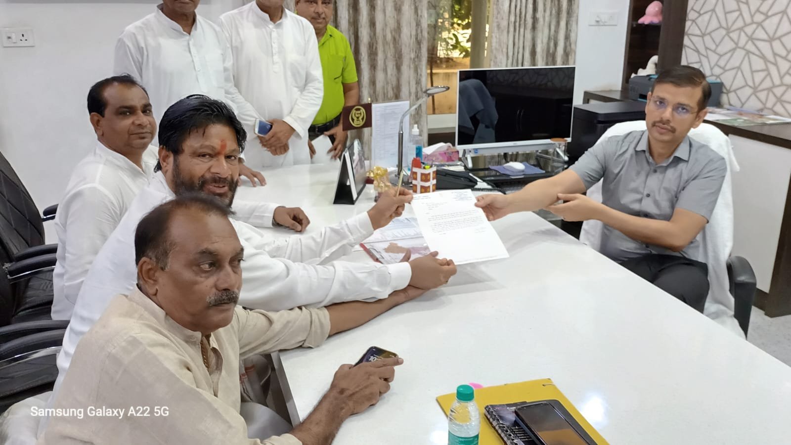 मण्डलायुक्त से मिले कांग्रेसी