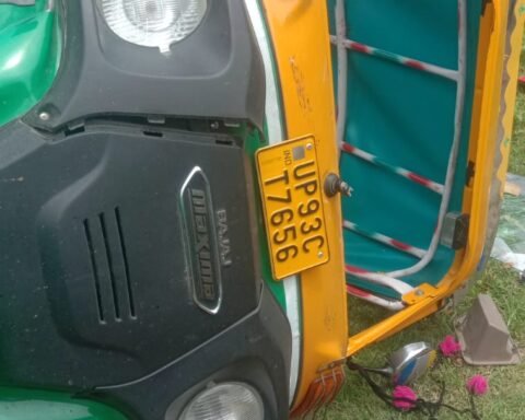 आपे और कार की भिड़ंत