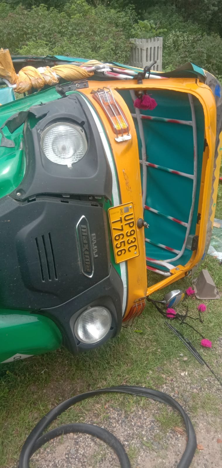 आपे और कार की भिड़ंत