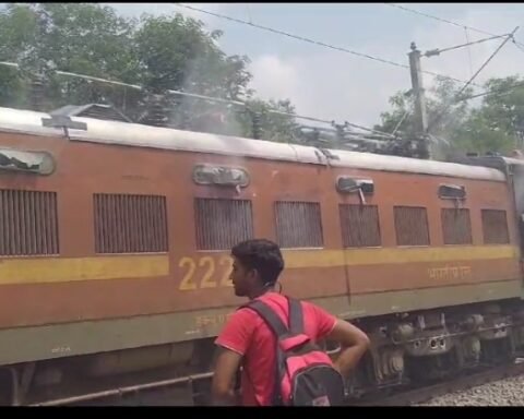 उदयपुर-खजुराहो ट्रेन के इंजन से निकला धुंआ