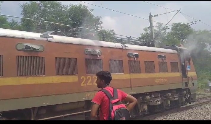 उदयपुर-खजुराहो ट्रेन के इंजन से निकला धुंआ