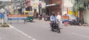 एलवीएम के बाहर लगायी गयी बैरिकेडिंग