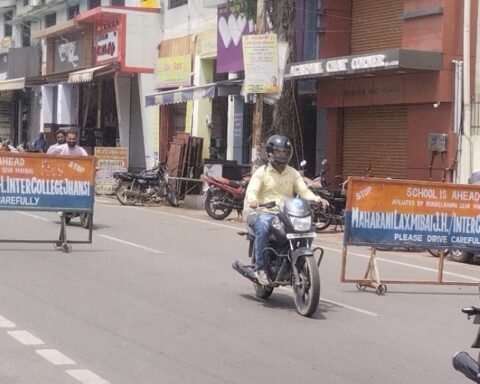 एलवीएम के बाहर लगायी गयी बैरिकेडिंग