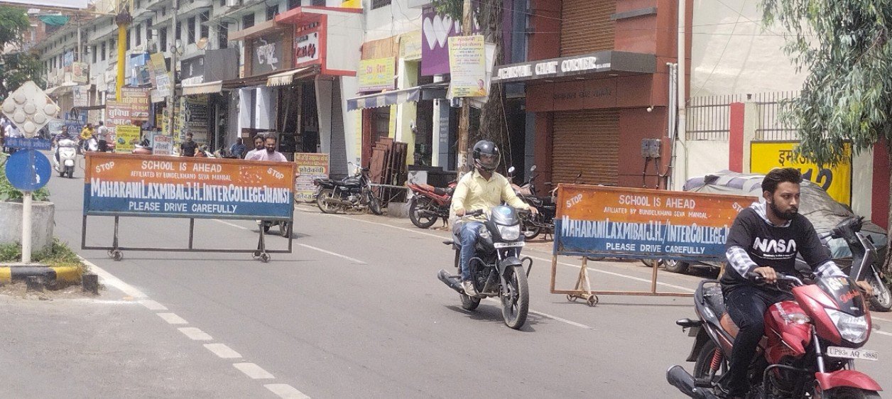 एलवीएम के बाहर लगायी गयी बैरिकेडिंग