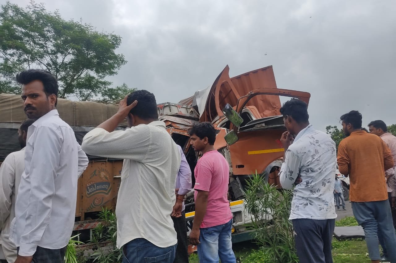 कन्टेनर व ट्रक की टक्कर