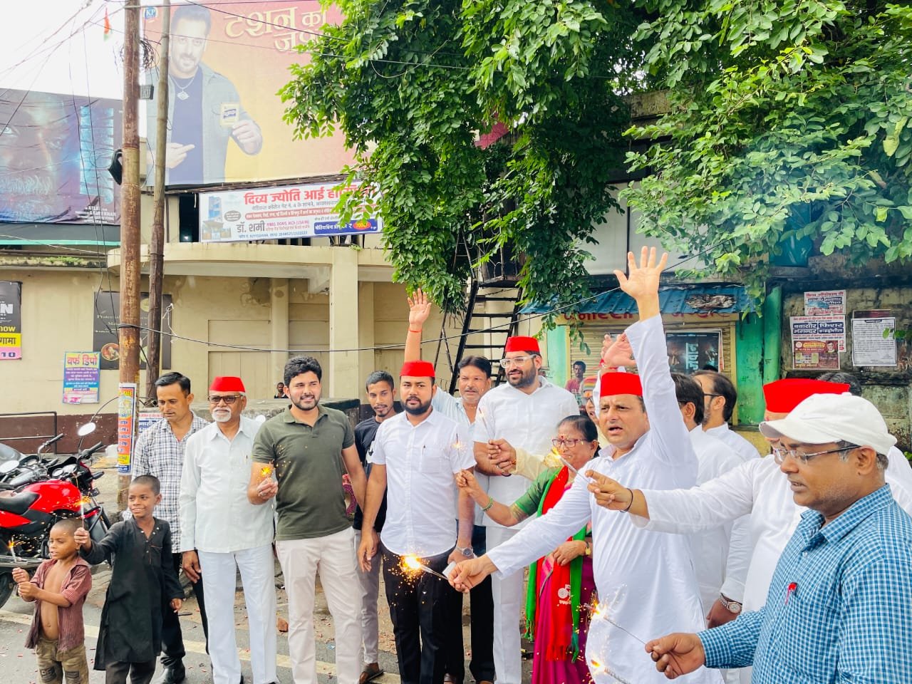 सपाइयों ने मनाया जश्न