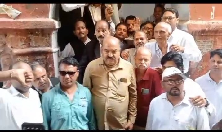 वकीलों का फैसला