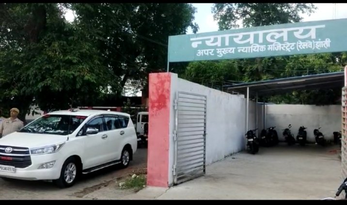 कैदी पुलिस को चकमा देकर फरार