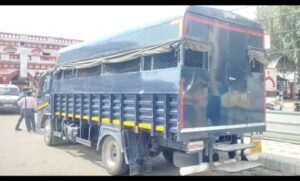 कैदी पुलिस को चकमा देकर फरार