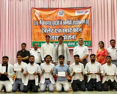 टैबलेट और स्मार्टफ़ोन वितरित