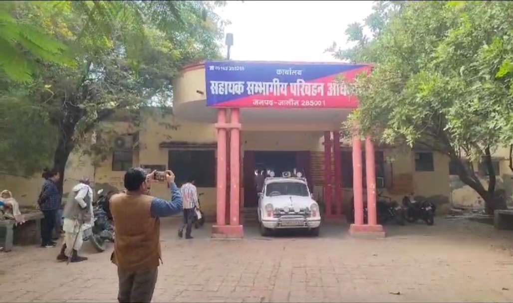 संदिग्ध दलाल हिरासत में