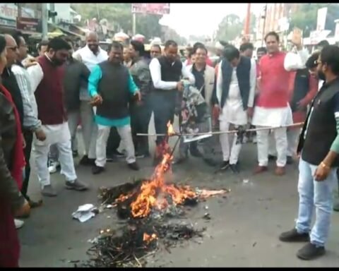 भाजपाइयों ने फूंका धीरज साहू का पुतला