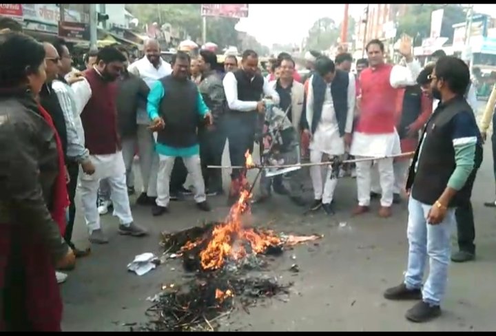 भाजपाइयों ने फूंका धीरज साहू का पुतला