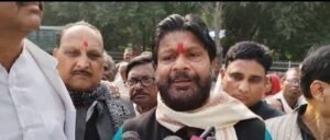 बेघर हुए लोग बैठे धरने पर