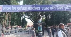 बेघर हुए लोग बैठे धरने पर