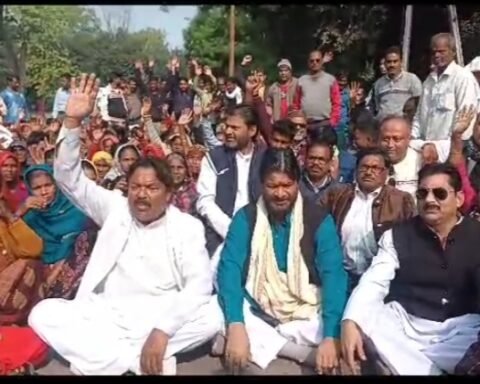 बेघर हुए लोग बैठे धरने पर