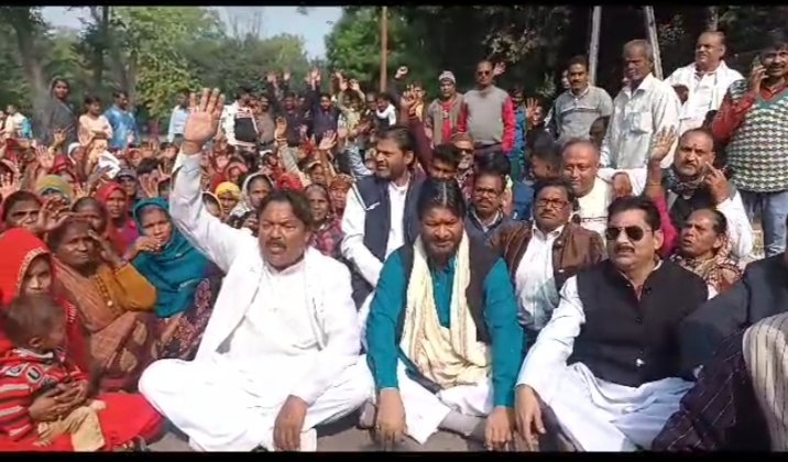 बेघर हुए लोग बैठे धरने पर