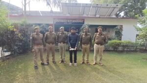 इनामी अपराधियों को पकड़ा 