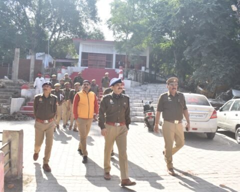 सड़क पर उतरे डीआईजी झांसी