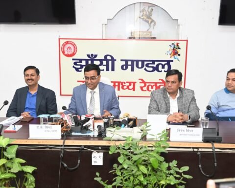 (डीआरएम) दीपक कुमार सिन्हा