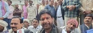 किसानों के साथ धरने पर बैठे कांग्रेसी