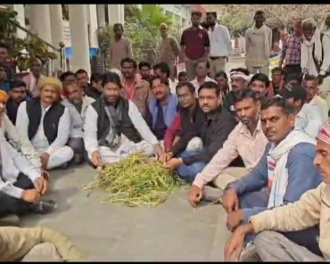 किसानों के साथ धरने पर बैठे कांग्रेसी