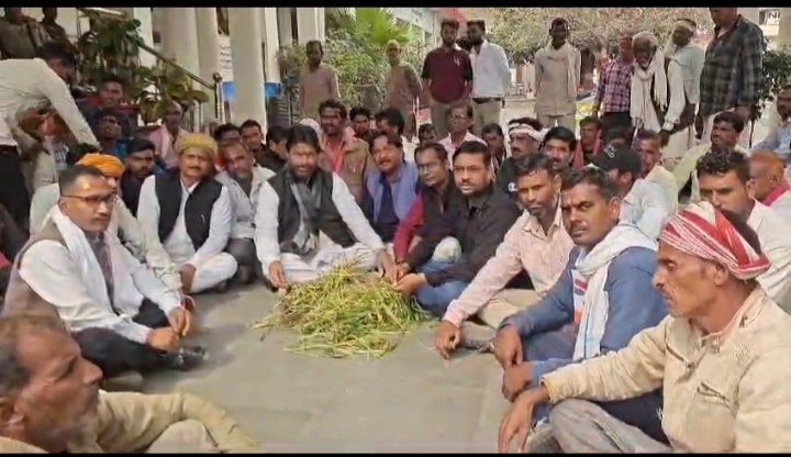 किसानों के साथ धरने पर बैठे कांग्रेसी