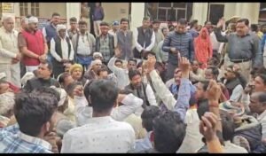 किसानों के साथ धरने पर बैठे कांग्रेसी