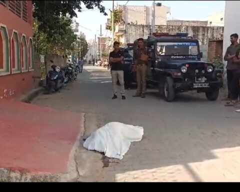 महिला ने लगायी छत से छलांग