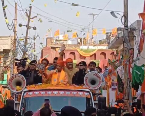 योगी का रोड शो
