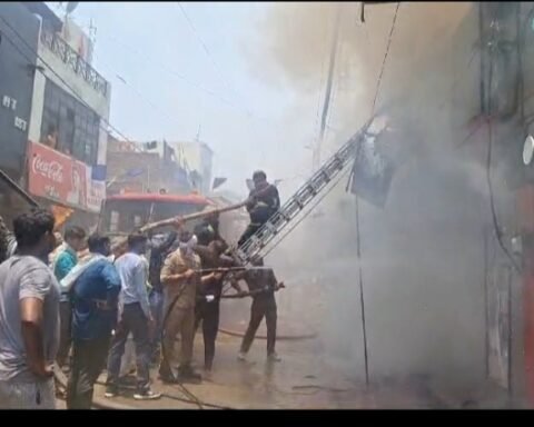 दुकानों में लगी भीषण आग