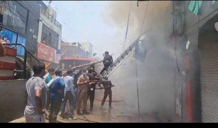 दुकानों में लगी भीषण आग
