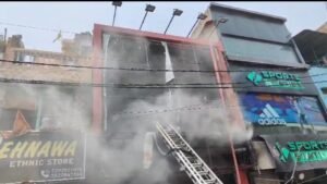  दुकानों में लगी भीषण आग
