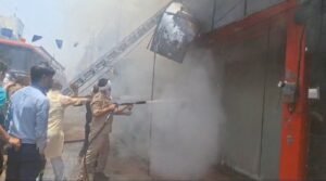  दुकानों में लगी भीषण आग