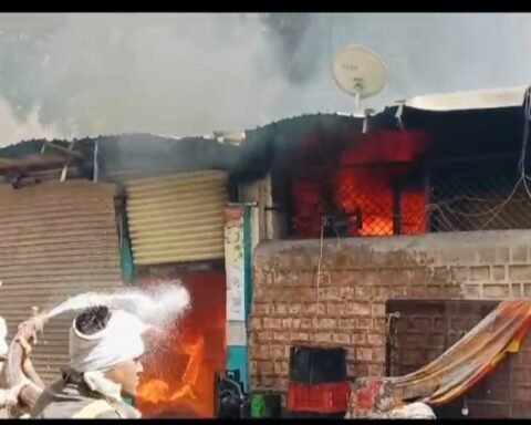 रेस्टोरेंट में लगी भीषण आग