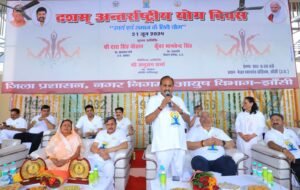 बुंदेलखंड के झांसी जनपद में अंतरराष्ट्रीय योग दिवस के अवसर पर सरकारी और गैर सरकारी स्तर पर विविध कार्यक्रमों का आयोजन किया जिसमें बढ़चढ़ कर हिस्सा लेने वाले लोगों ने जमकर योगाभ्यास किये।