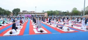 बुंदेलखंड के झांसी जनपद में अंतरराष्ट्रीय योग दिवस के अवसर पर सरकारी और गैर सरकारी स्तर पर विविध कार्यक्रमों का आयोजन किया जिसमें बढ़चढ़ कर हिस्सा लेने वाले लोगों ने जमकर योगाभ्यास किये।