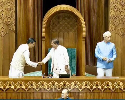 अनुराग शर्मा ने ली शपथ