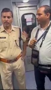 ट्रेन कोच में पकड़ी गयी शराब