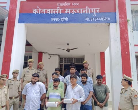 झांसी ,29 अगस्त । बुंदेलखंड के झांसी में मऊरानीपुर पुलिस ने एक घर के अंदर नाल बंद जुआ खेलते हुए 11 जुआरियों को गिरफ्तार किया है ।