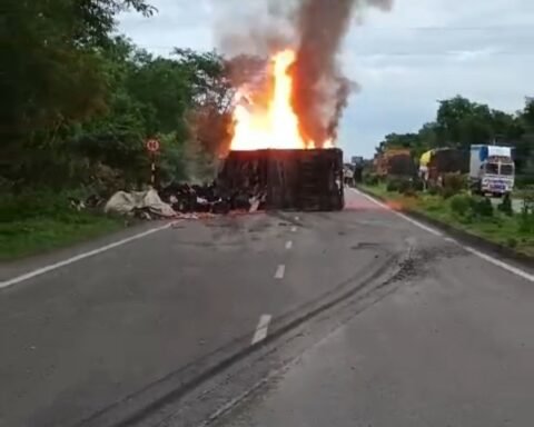 ट्रक का टायर फटा