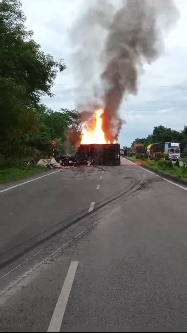 ट्रक का टायर फटा