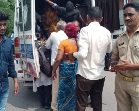 कंटेनर और बस की भिड़ंत में कई यात्री घायल