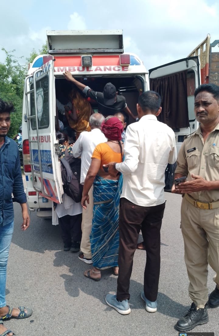 कंटेनर और बस की भिड़ंत में कई यात्री घायल