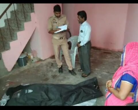 कमरे में मिला शव