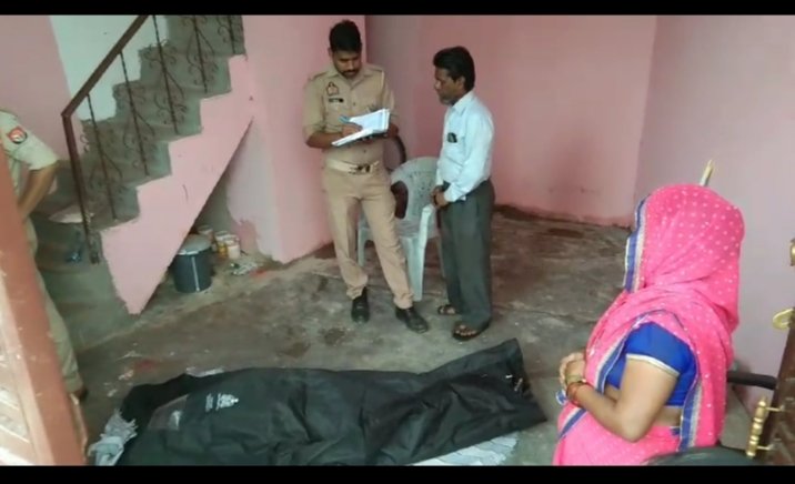 कमरे में मिला शव