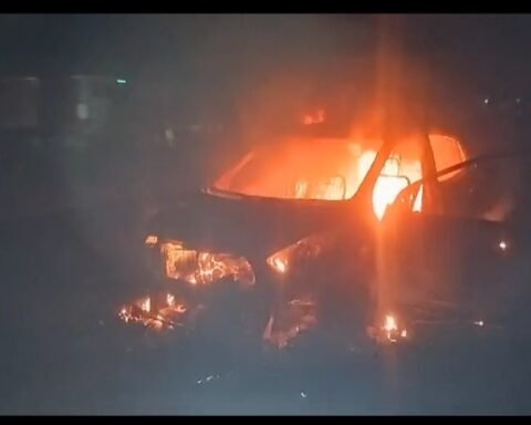 चलती कार में लगी आग