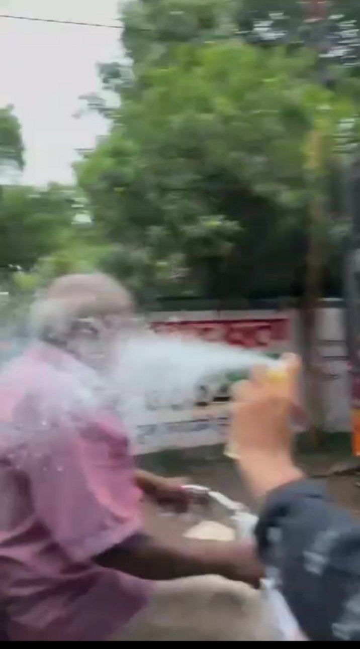 बुजुर्ग से दुर्व्यवहार पड़ा भारी